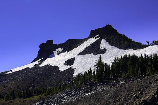 火湖雪山