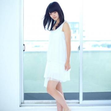 铃木爱理清新白衣家居生活写真