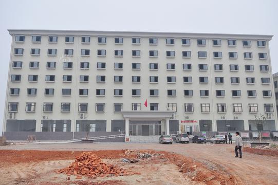 贫困村举债千万建豪华大楼仅8名工作人员