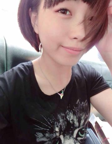 爱自拍的大眼美女