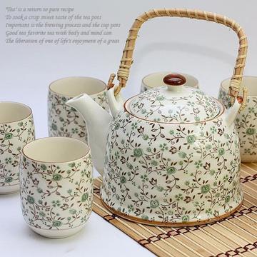 淡雅花纹陶瓷茶具