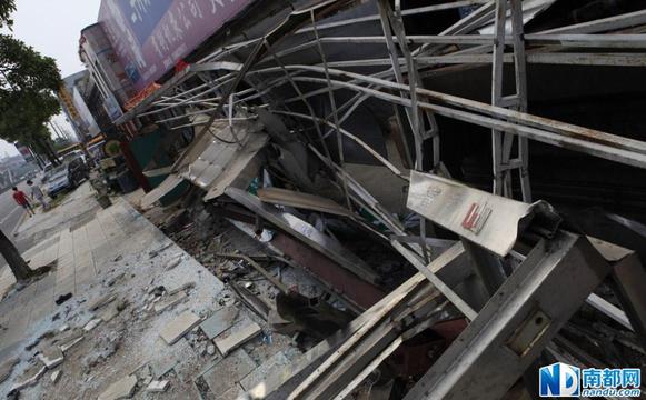 东莞公交撞塌公交亭 四候车者一死一截肢