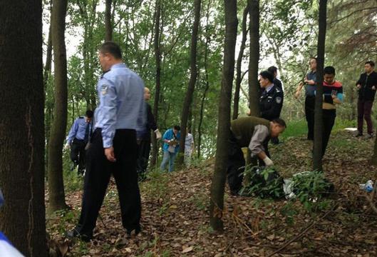 四川一对富豪夫妻公园内偎依死亡