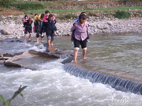 陕西一大桥被洪水冲毁一年难修复