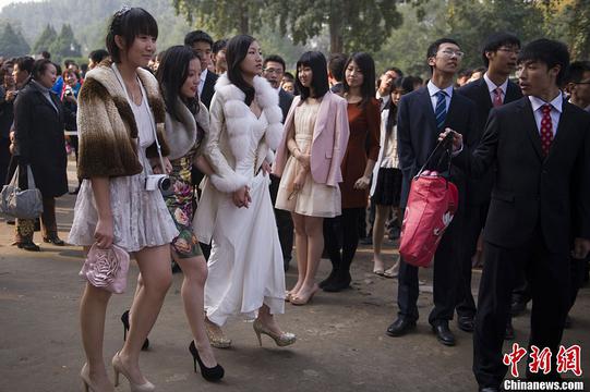 北京600名高中生举行成人礼 现皮草短裙高跟鞋