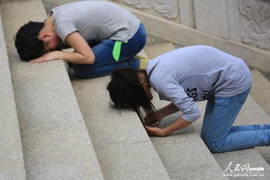 庐山东林寺否认强迫游人跪拜大佛 称是为游客安全