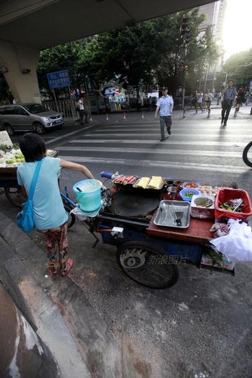  广州城管执法先说“您好”小贩吓跑