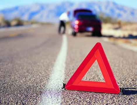 公路上紫轿车后的故障标志