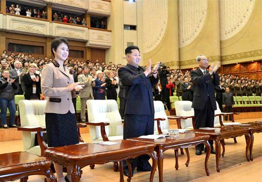 金正恩夫妇观看俄罗斯乐团演出