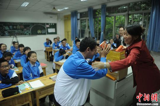男子花40万为儿子学校捐赠非智能手机