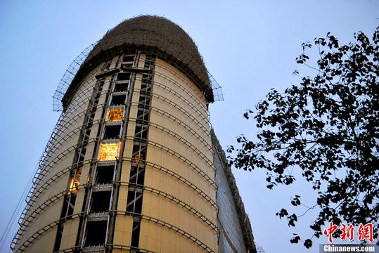 人民日报新大楼披上"土豪金"