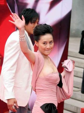 美女走光