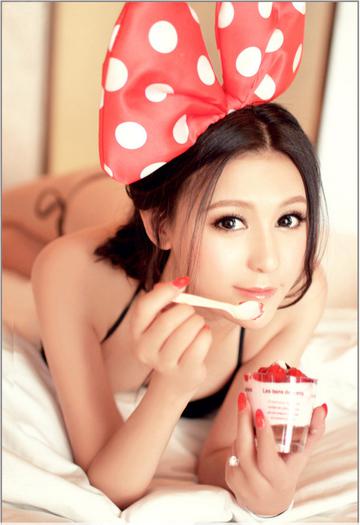 甜美比基尼美女