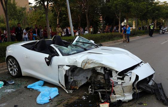 昆明"飙车党"市区飙车 豪车司机身亡