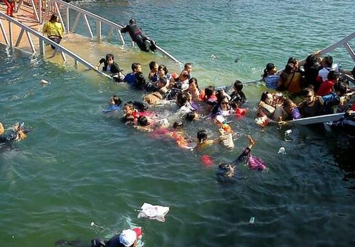 庐山景区过桥断裂致18人落水