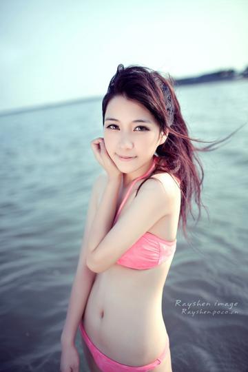 粉红比基尼美女