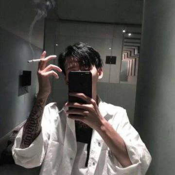 唉～这人要一没正形，连头痛都是偏的