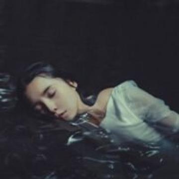 我终生的等候，换不来你刹那的凝眸