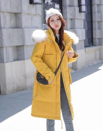 冬天穿着美丽的羽绒服