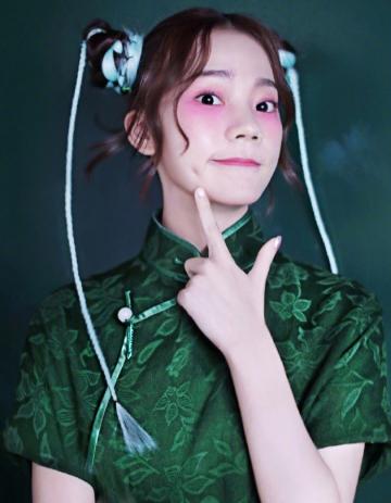 创造101的选手穿上中国风的旗袍