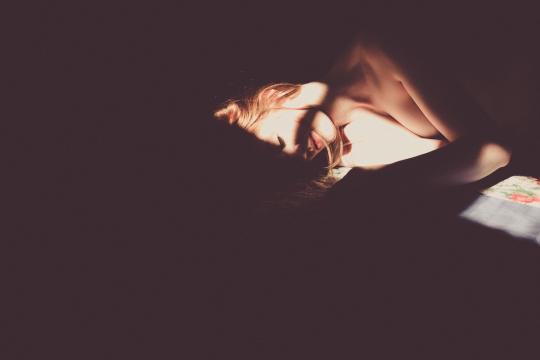 暗影浮动中的女人体艺术