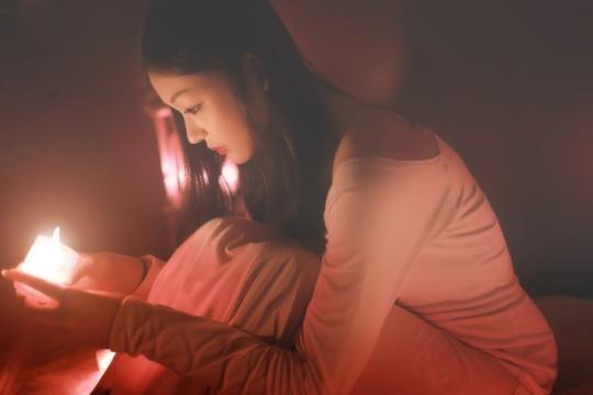 烛光里的思念唯美意境女生图片