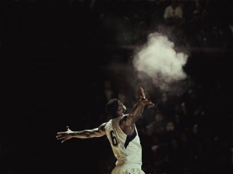 詹姆斯霸气扣篮