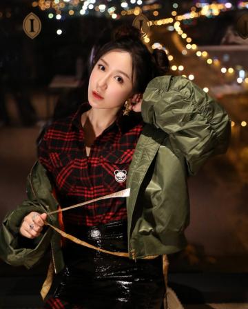 甜美女星娄艺潇可爱丸子头写真
