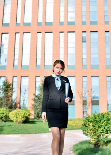 性感美女户外OL制服写真