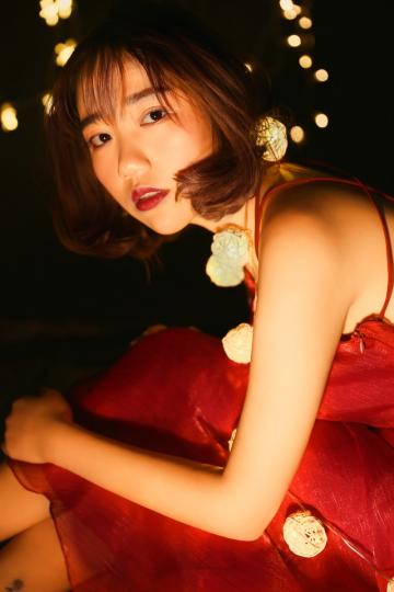 红唇美女吊带裙性感写真