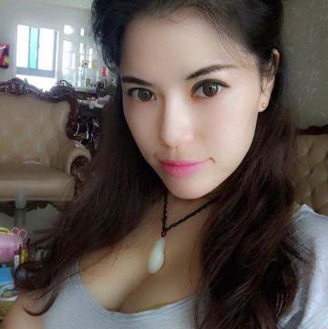 风韵少妇何奕恋性感写真