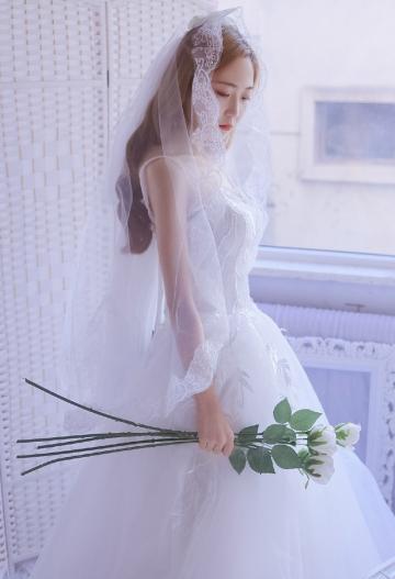 气质美女白色吊带婚纱迷人写真