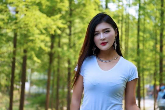 模特美女莉莉户外性感写真