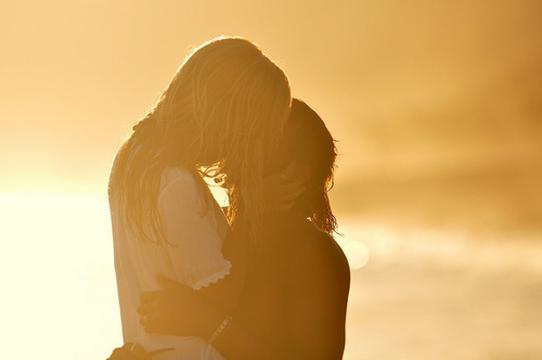 夕阳下一男一女亲吻