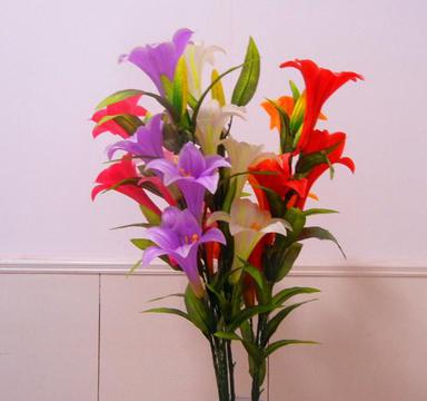 娇艳的仿真百合花