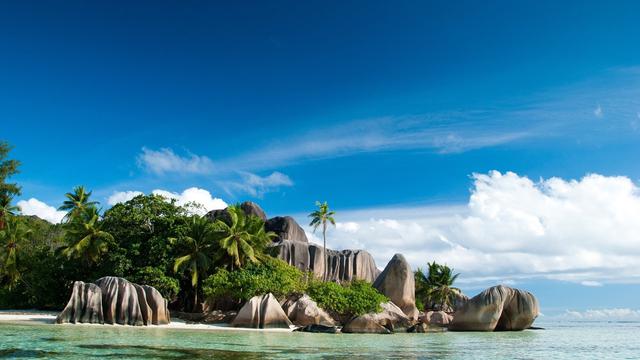 烈日炎炎的夏天海边美丽的风景