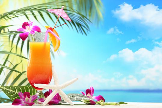 烈日炎炎的夏天海边冰凉饮品