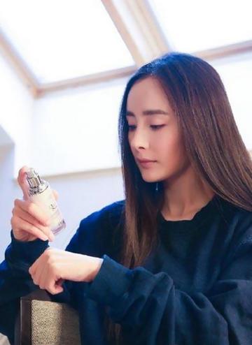 杨幂超近距离素颜照
