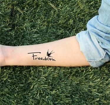 女子手臂清新的英文字母纹身