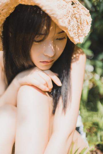 吊带性感美女户外写真