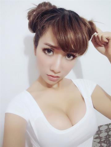 清纯大胸妹子性感自信自拍照
