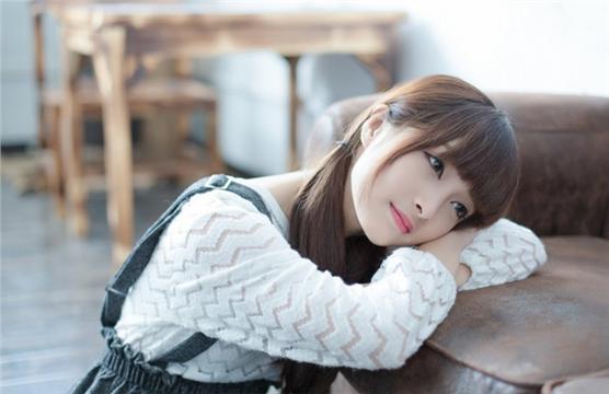 大眼嫩妹子时尚慵懒写真