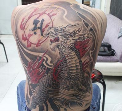 男人彩色满背麒麟纹身图案