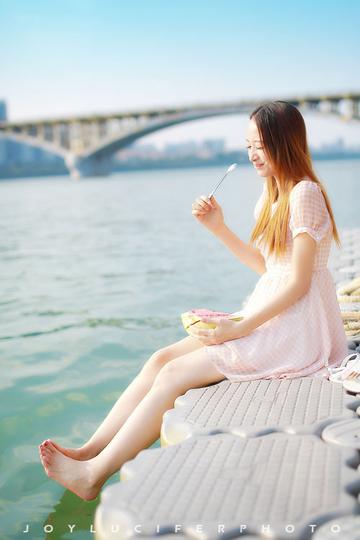 吃西瓜萌妹子粉嫩写真