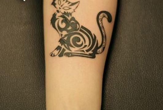 女生手臂狐狸纹身