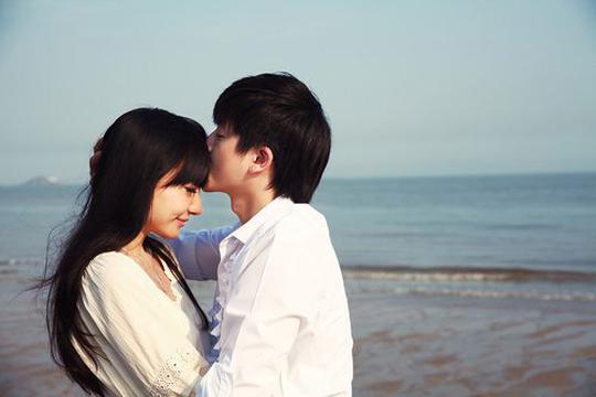 一男一女亲吻美图