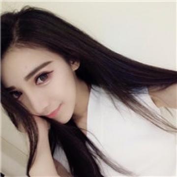流露出一丢丢的妩媚