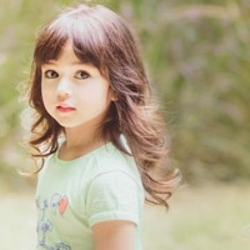 漂亮呆萌小女孩