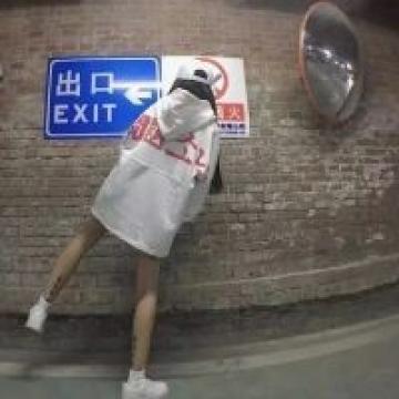 喧嚣城市孤独身影