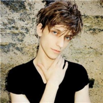 深邃五官的欧美男生